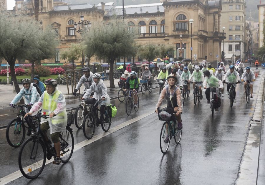 Desafiando la lluvia y el mal tiempo varias decenas de mujeres se han reunido este domingo para celebrar el 200 cumpleaños de la bici