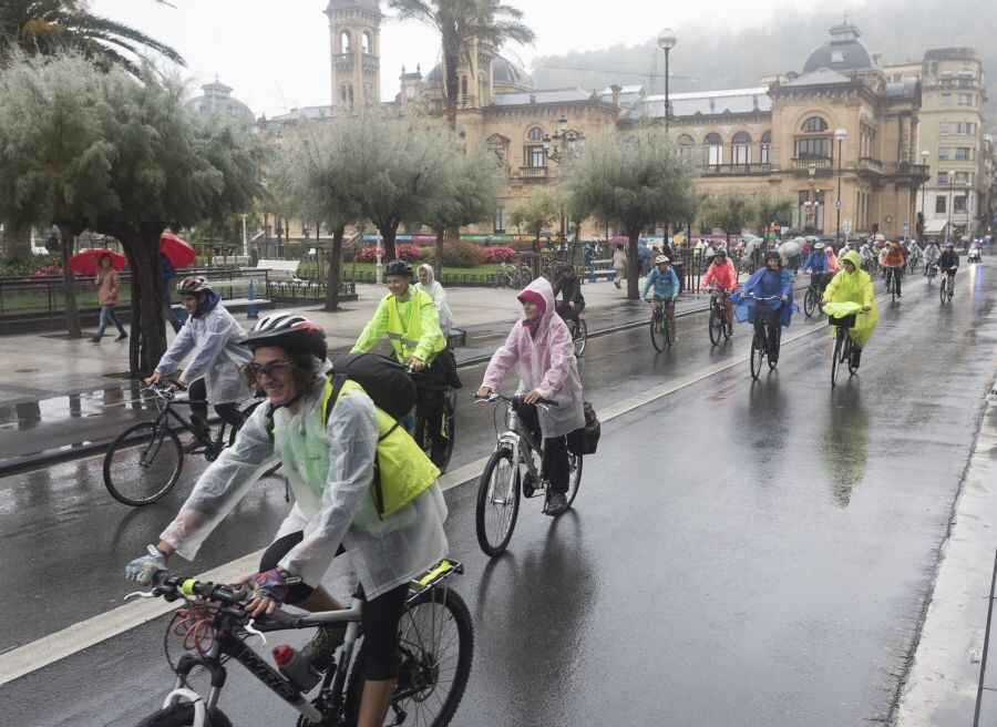 Desafiando la lluvia y el mal tiempo varias decenas de mujeres se han reunido este domingo para celebrar el 200 cumpleaños de la bici