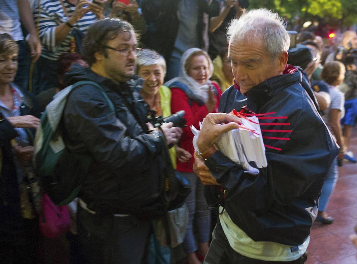 En varios puntos de Cataluña se han vivido momentos de tensión, entre manifestantes y agentes de policía, durante el referéndum soberanista