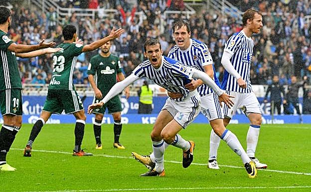 Diego Llorente celebra eufórico su gol, que suponía el 4-4 definitivo. 