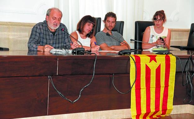 Bandera. Ediles de EH Bildu tras la bandera catalana. 