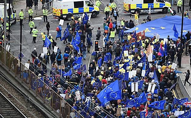 Manifestantes por las calles de Mánchester. 