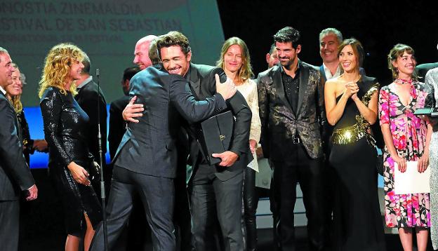 James Franco se abrazó con otros de los premiados tras obtener la Concha de Oro por 'The Disaster Artist', la película que dirige y protagoniza.
