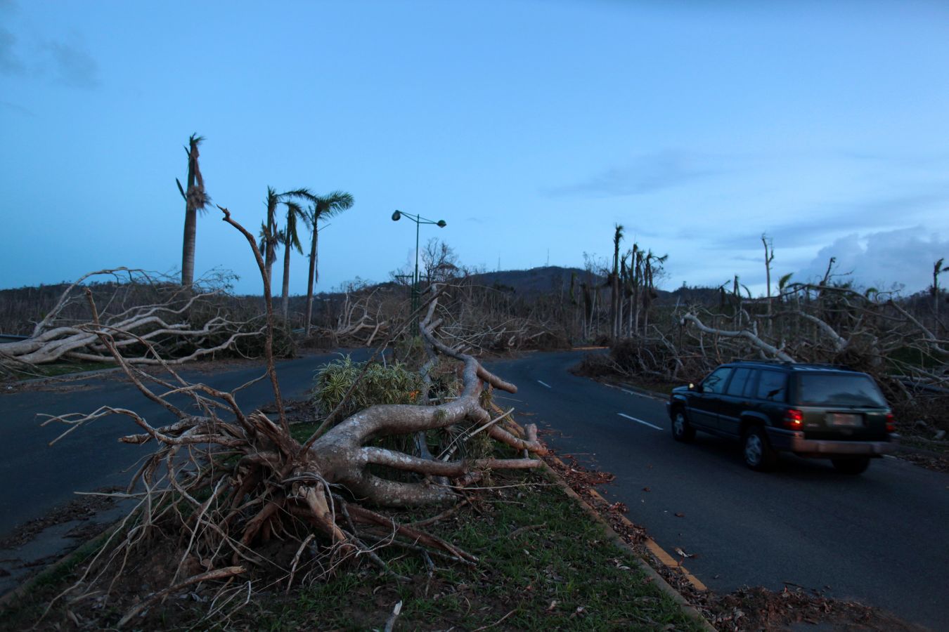 La isla quedó devastada tras el paso del huracán. Hay localidades que aún no tienen luz ni agua potable y los accesos por carretera son complicados en algunos puntos. Las imágenes hablan por sí solas