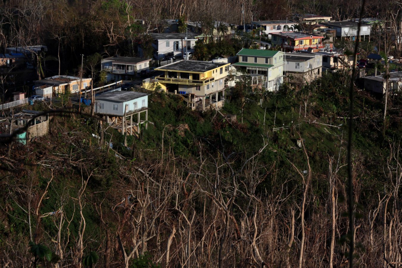 La isla quedó devastada tras el paso del huracán. Hay localidades que aún no tienen luz ni agua potable y los accesos por carretera son complicados en algunos puntos. Las imágenes hablan por sí solas