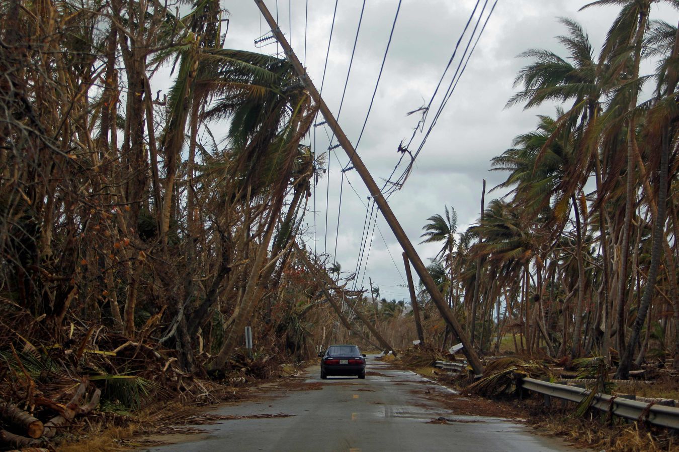 La isla quedó devastada tras el paso del huracán. Hay localidades que aún no tienen luz ni agua potable y los accesos por carretera son complicados en algunos puntos. Las imágenes hablan por sí solas