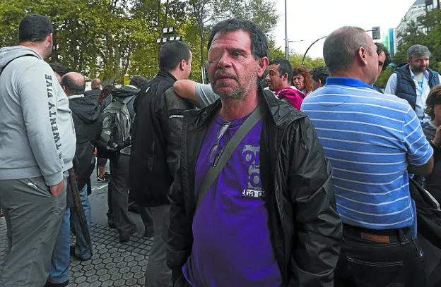 El conductor agredido, Xabier Arzelus, durante la concentración de apoyo a su persona. 