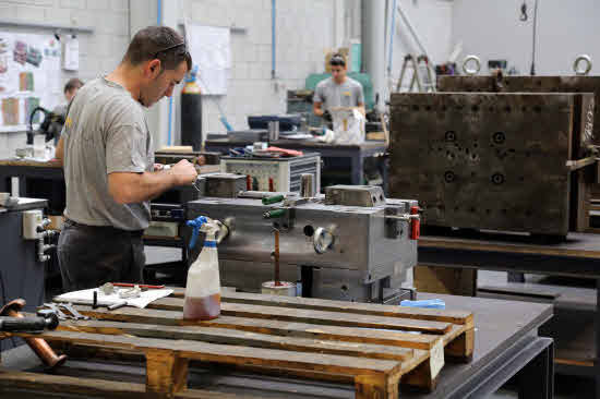 Trabajadores en una empresa de Gipuzkoa.
