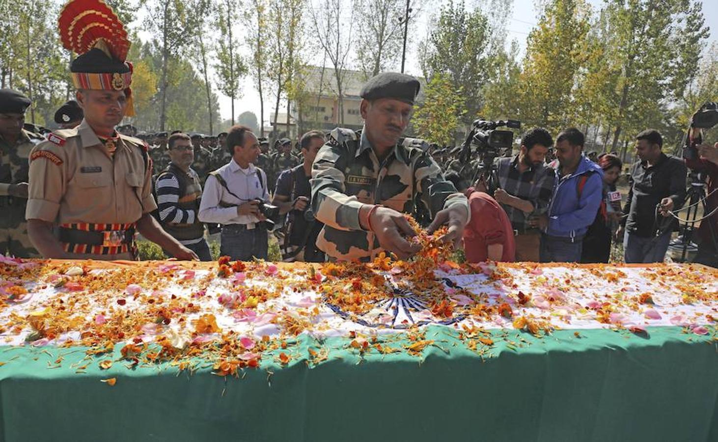 Miembros del cuerpo de guardafronteras indio (BSF) asisten al funeral de B.K Yadav, asistente subinspector del BSF en la sede del BSF en Srinagar, capital de verano de la Cachemira, India. B.K. Yadav murió este martes en un ataque a un campamento militar próximo al aeropuerto de Sringar, y un día después sus compañeros le dicen adiós.