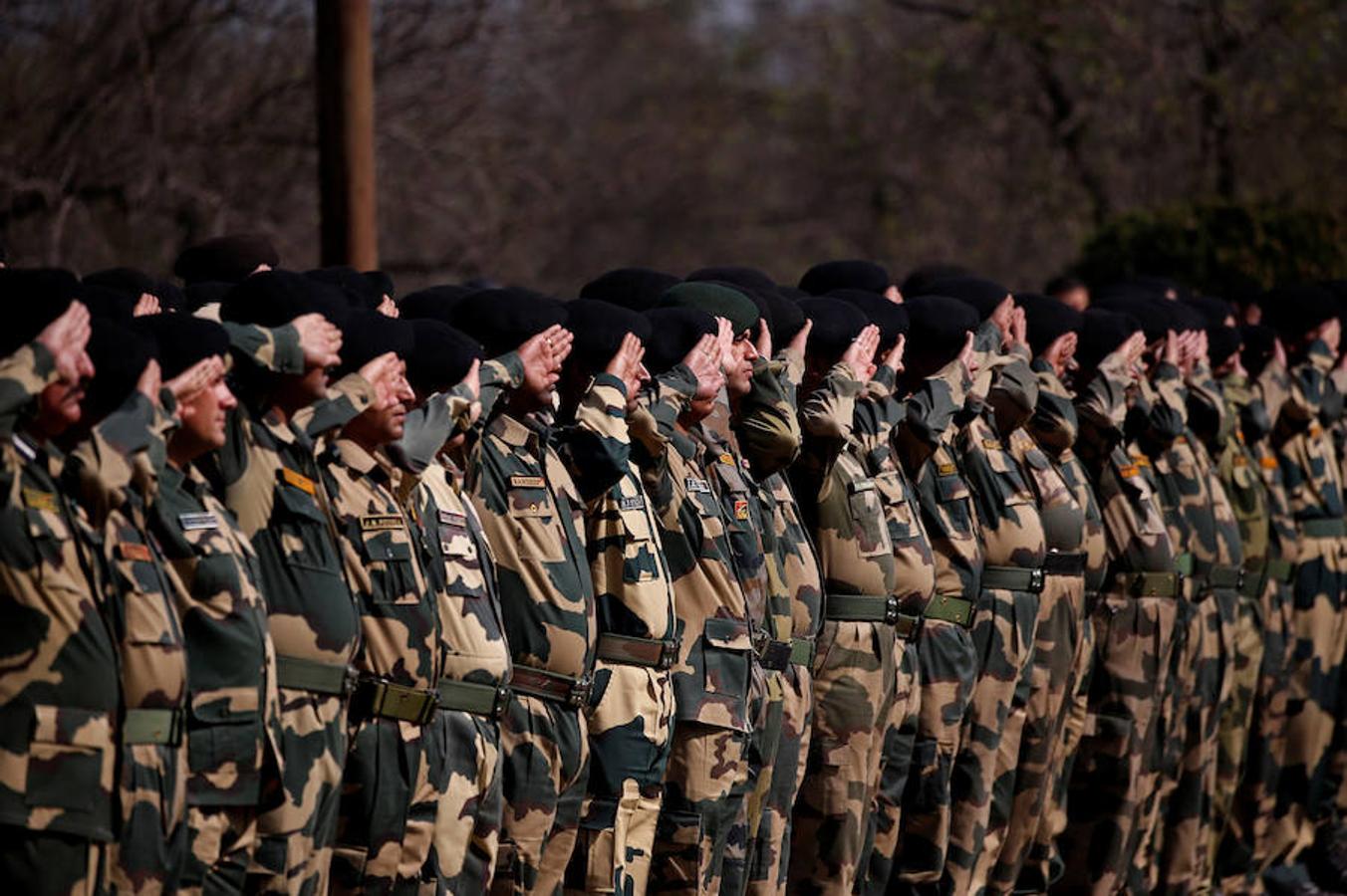 Miembros del cuerpo de guardafronteras indio (BSF) asisten al funeral de B.K Yadav, asistente subinspector del BSF en la sede del BSF en Srinagar, capital de verano de la Cachemira, India. B.K. Yadav murió este martes en un ataque a un campamento militar próximo al aeropuerto de Sringar, y un día después sus compañeros le dicen adiós.