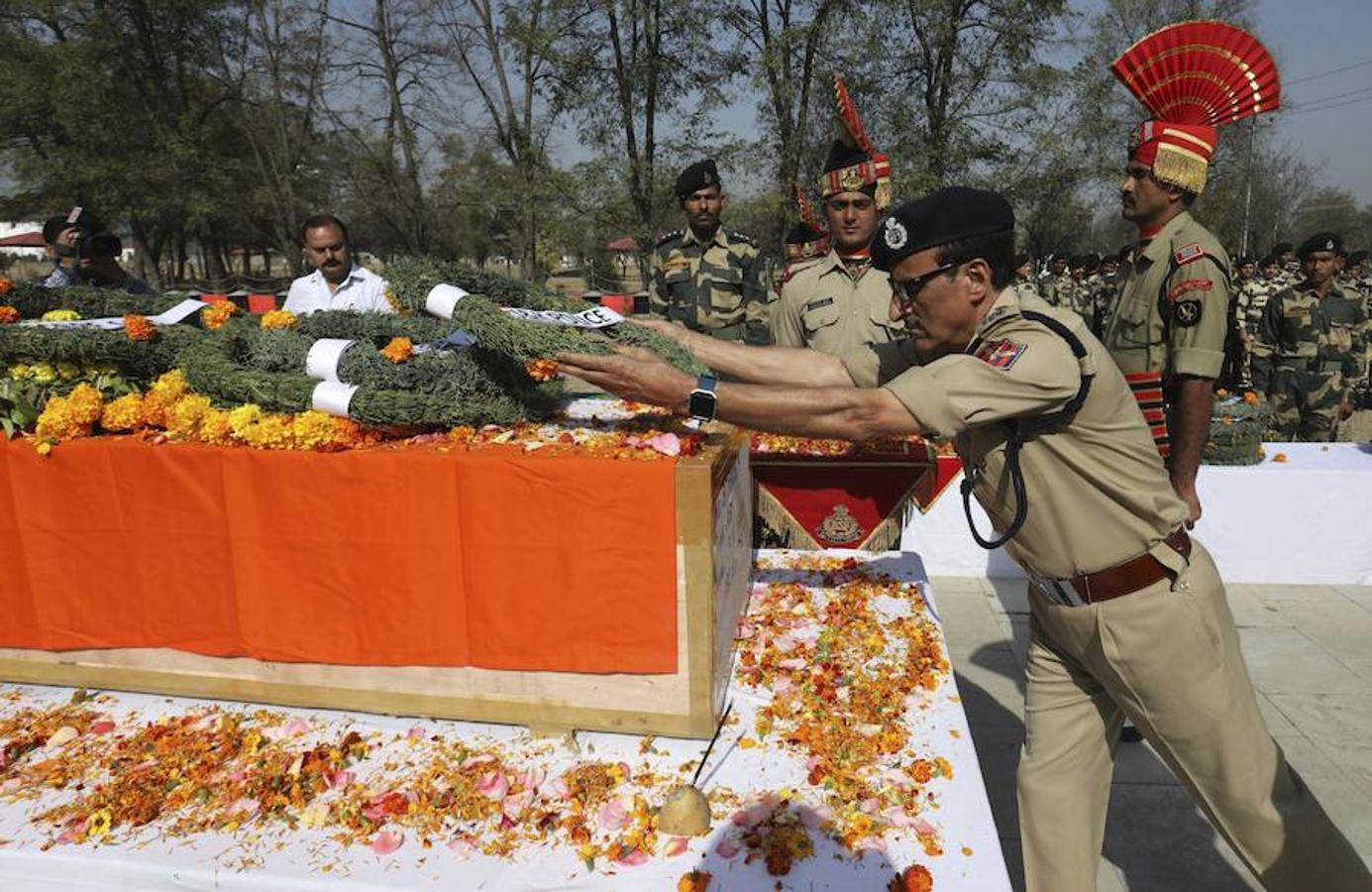 Miembros del cuerpo de guardafronteras indio (BSF) asisten al funeral de B.K Yadav, asistente subinspector del BSF en la sede del BSF en Srinagar, capital de verano de la Cachemira, India. B.K. Yadav murió este martes en un ataque a un campamento militar próximo al aeropuerto de Sringar, y un día después sus compañeros le dicen adiós.