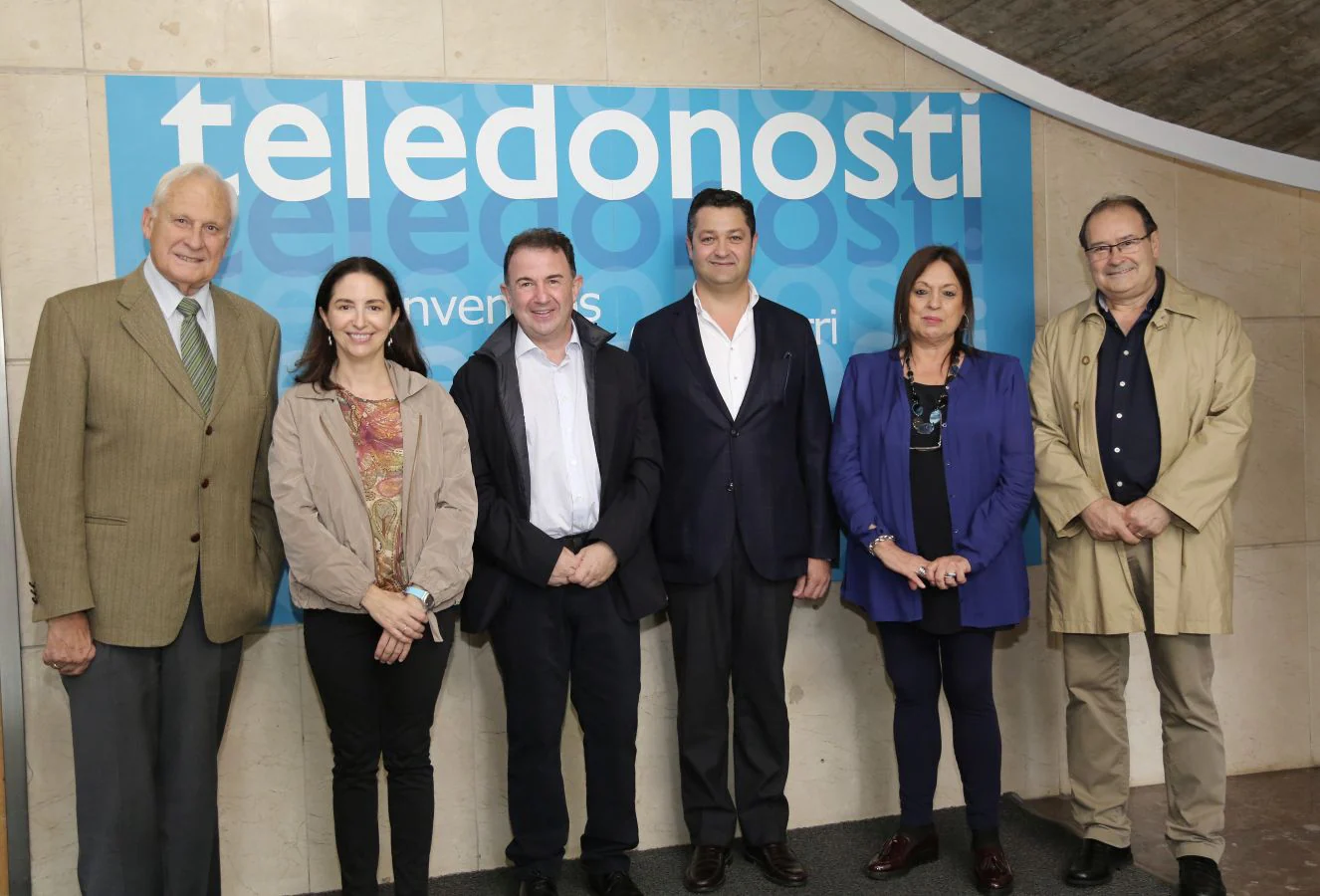 Numerosos representantes institucionales y de la sociedad guipuzcoana han asistido a la puesta de largo de la nueva Teledonosti