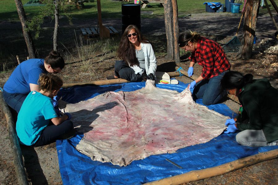 La organización Dene Nahjo fue fundada para promover la transmisión cultural y la preservación de las comunidades indígenas. En las imágenes, miembros de la asociación trabajan en un campamento de curtido de pieles en Yellowknife, en los territorios del noroeste de Canadá.