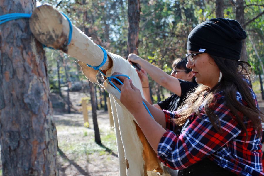 La organización Dene Nahjo fue fundada para promover la transmisión cultural y la preservación de las comunidades indígenas. En las imágenes, miembros de la asociación trabajan en un campamento de curtido de pieles en Yellowknife, en los territorios del noroeste de Canadá.