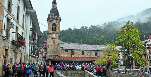 Salida. Por la mañana, Casas dio las instrucciones momentos antes de tomar la salida. 