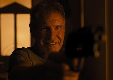 Imagen secundaria 1 - La cinta recupera la atmósfera de la primera entrega. Harrison Ford y Ana de Armas, en dos fotogramas de la película.