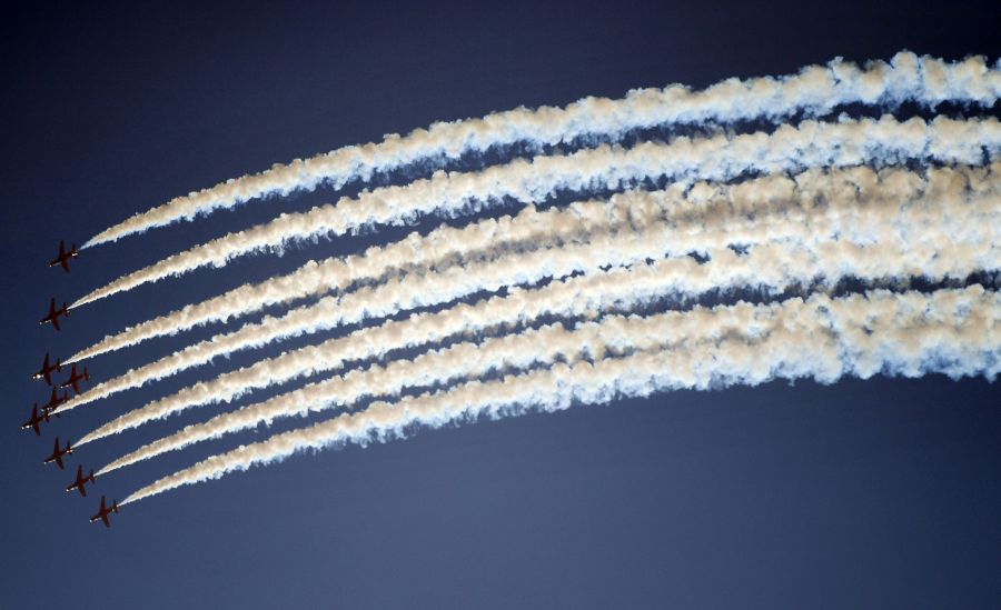 Los 'Red Arrows', grupo acrobático de la Real Fuerza Aérea Británica (RAF), realiza maniobras aéreas durante una exhibición en Sea View, Karachi