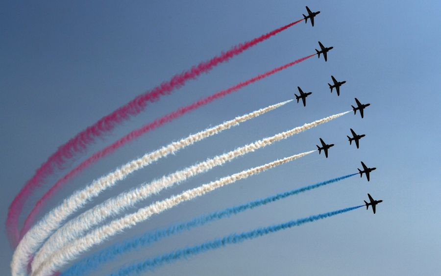 Los 'Red Arrows', grupo acrobático de la Real Fuerza Aérea Británica (RAF), realiza maniobras aéreas durante una exhibición en Sea View, Karachi