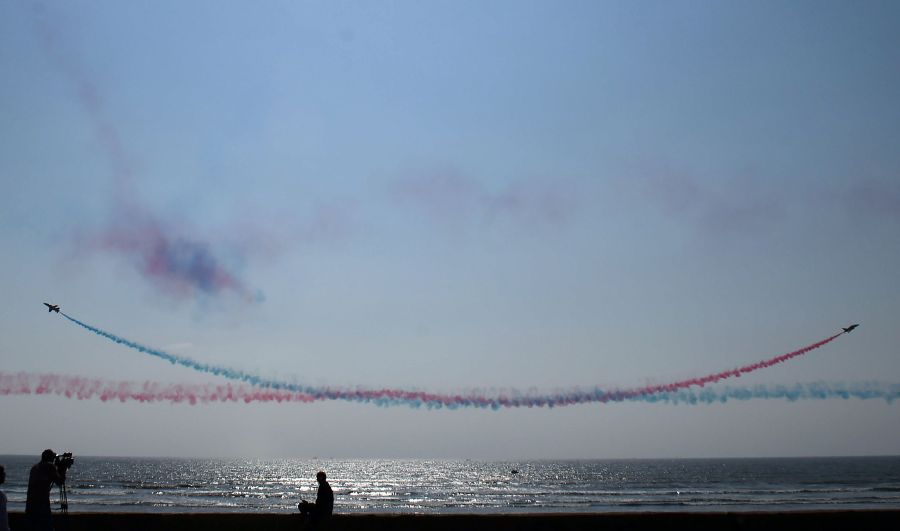 Los 'Red Arrows', grupo acrobático de la Real Fuerza Aérea Británica (RAF), realiza maniobras aéreas durante una exhibición en Sea View, Karachi
