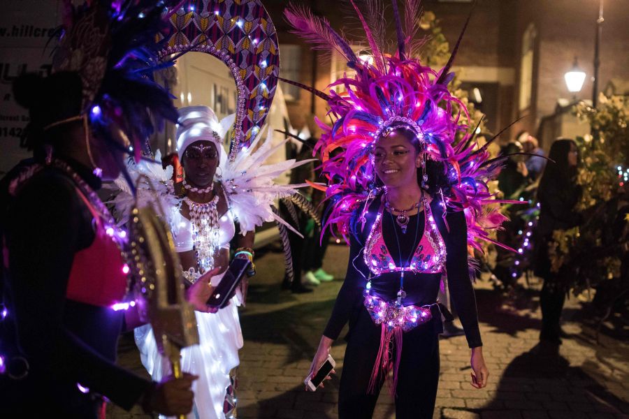 La ciudad británica acoge durante estos días un festival anual de artes visuales que cuenta con proyecciones, instalaciones interactivas, exposiciones, baile, música y calle que tienen lugar en el centro de la ciudad.