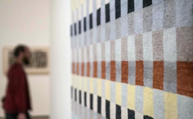 El museo Guggenheim acoge una exposición sobre la obra de Anni Albers, pionera en el arte textil, realizada en colaboración con la Fundación Josef y Anni Albers, y que refleja las siete décadas de trabajo de la artista alemana. 