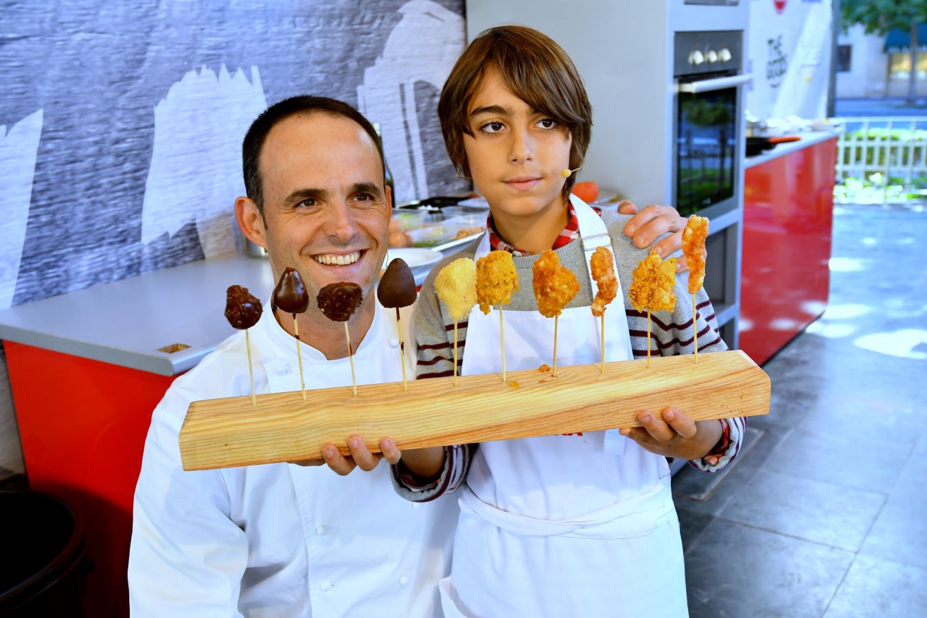 El congreso San Sebastián Gastronomika ha salido este sábado a la calle y ha dado la oportunidad a dos niños y dos adultos de cocinar junto a cocineros guipuzcoanos e indios en el Boulevard de Donostia.