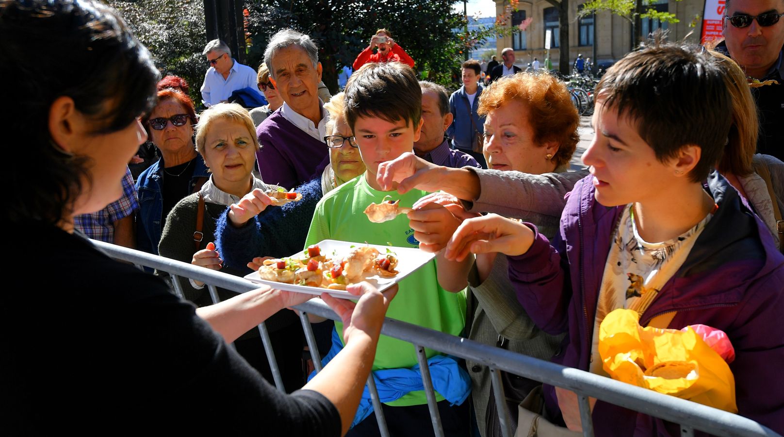 El congreso San Sebastián Gastronomika ha salido este sábado a la calle y ha dado la oportunidad a dos niños y dos adultos de cocinar junto a cocineros guipuzcoanos e indios en el Boulevard de Donostia.