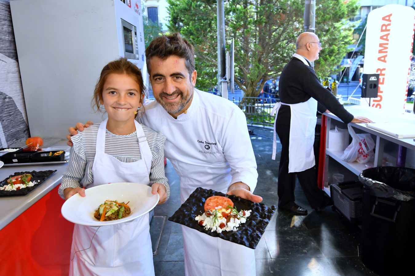 El congreso San Sebastián Gastronomika ha salido este sábado a la calle y ha dado la oportunidad a dos niños y dos adultos de cocinar junto a cocineros guipuzcoanos e indios en el Boulevard de Donostia.