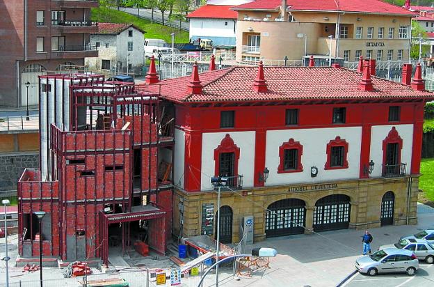 La biblioteca se modificó y amplió en el año 2006. 