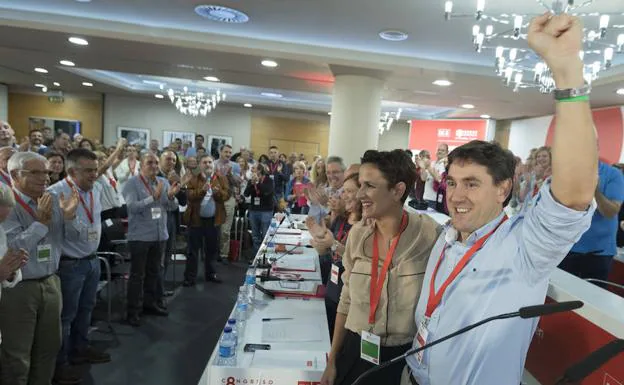 Eneko Andueza saluda a los militantes tras el congreso de los socialistas guipuzcoanos celebrado en San Sebastián. 
