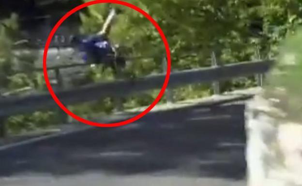 Aterradora caída del ciclista De Plus por un barranco en Lombardía