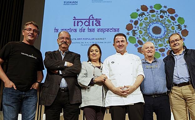 Aduriz, Subijana, Berasategui, Arzak y Arbelaitz, junto a Roser Torras, directora de San Sebastián Gastronomika, en la presentación del congreso.