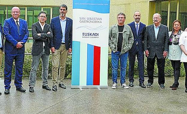 Organizadores y miembros del comité técnico posan antes de la presentación que tuvo lugar ayer en el Basque Culinary Center. 