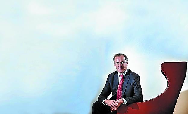 El presidente del PP vasco posa en uno de los sillones que la Cámara de Vitoria tiene en sus pasillos.