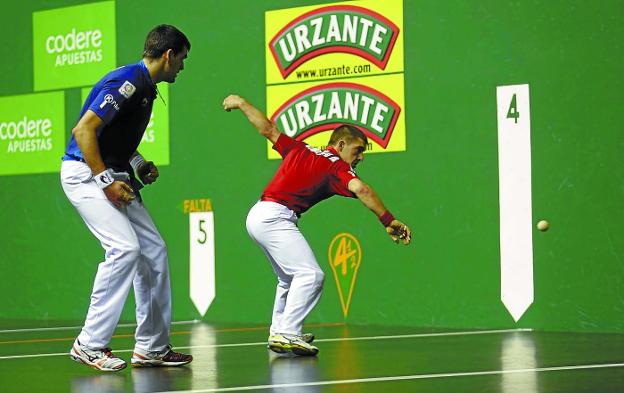 Aitor Mendizabal se dispone a golpear la pelota de zurda ante Joseba Ezkurdia ayer en el Labrit de Pamplona. 