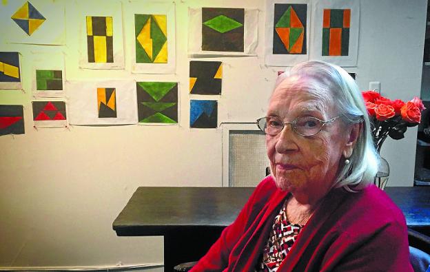  Decana. Carmen Herrera, de 102 años, se mantiene en la brecha y acaba de presentar obra nueva en la galería inglesa Lisson. 