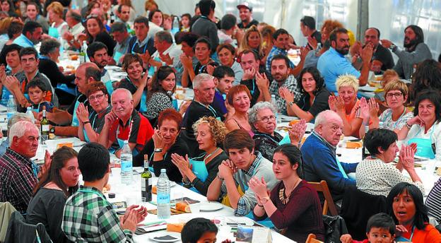 La comida se ha consolidado con cientos de participantes. 