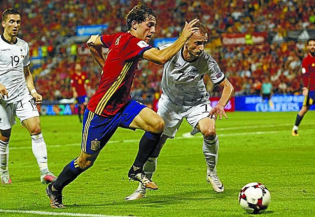 Odriozola trata de zafarse de Grezda durante el partido que la selección absoluta disputó ante Albania el viernes en el José Rico Pérez.