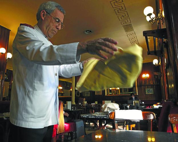 Un camarero trabajando en una cafetería.