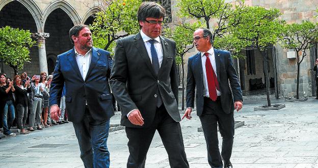 Puigdemont, Junqueras y Turull se dirigen el pasado lunes a la reunión del Gobierno catalán.