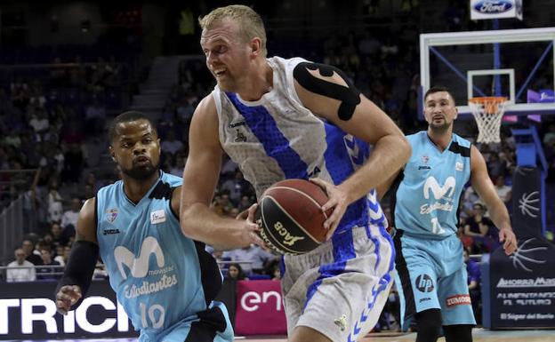 Ian Clark entra a canasta en un lance del partido ante Estudiantes.