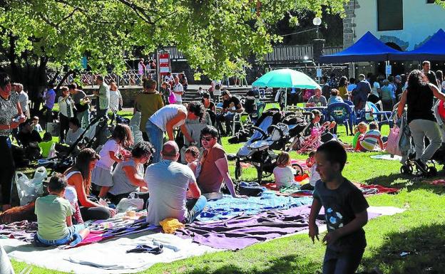 Escuchar música, bailar y comer un bocado sentados en el parque fue un buen plan para el domingo. 