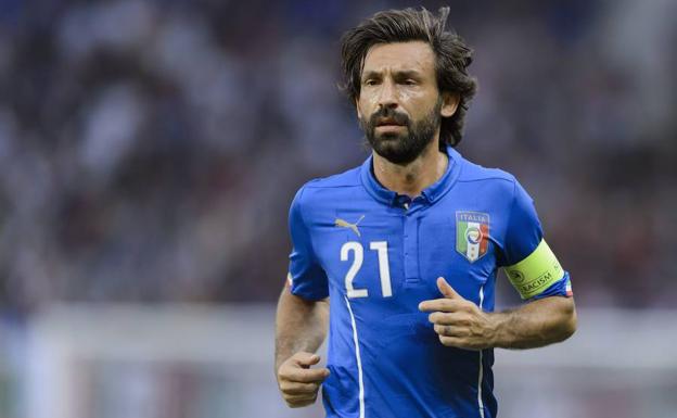 Pirlo porta el brazalete de capitán de la selección italiana.