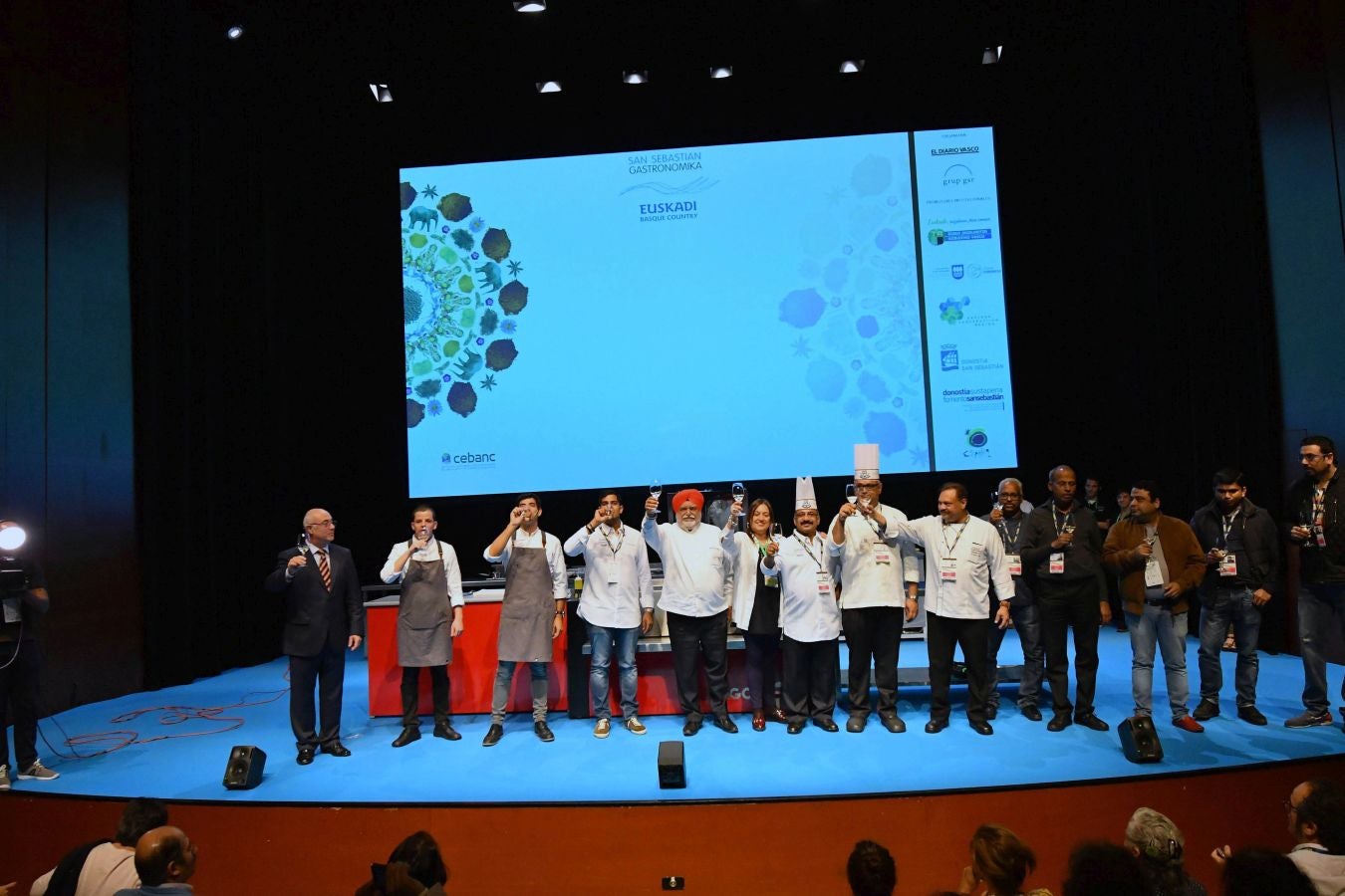 San Sebastian Gastronomika Euskadi Basque Country 2017 ha comenzado oficialmente este domingo mostrando todos los secretos de la cocina india, país invitado este año al congreso. El público ha abarrotado la sala de cámara del Kursaal para conocer los secretos de la cocina del país asiático, que ha podido degustarse a continuación.