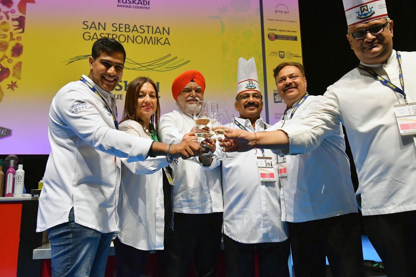 San Sebastian Gastronomika Euskadi Basque Country 2017 ha comenzado oficialmente este domingo mostrando todos los secretos de la cocina india, país invitado este año al congreso. El público ha abarrotado la sala de cámara del Kursaal para conocer los secretos de la cocina del país asiático, que ha podido degustarse a continuación.