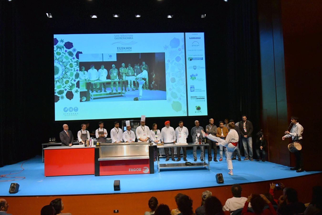 San Sebastian Gastronomika Euskadi Basque Country 2017 ha comenzado oficialmente este domingo mostrando todos los secretos de la cocina india, país invitado este año al congreso. El público ha abarrotado la sala de cámara del Kursaal para conocer los secretos de la cocina del país asiático, que ha podido degustarse a continuación.