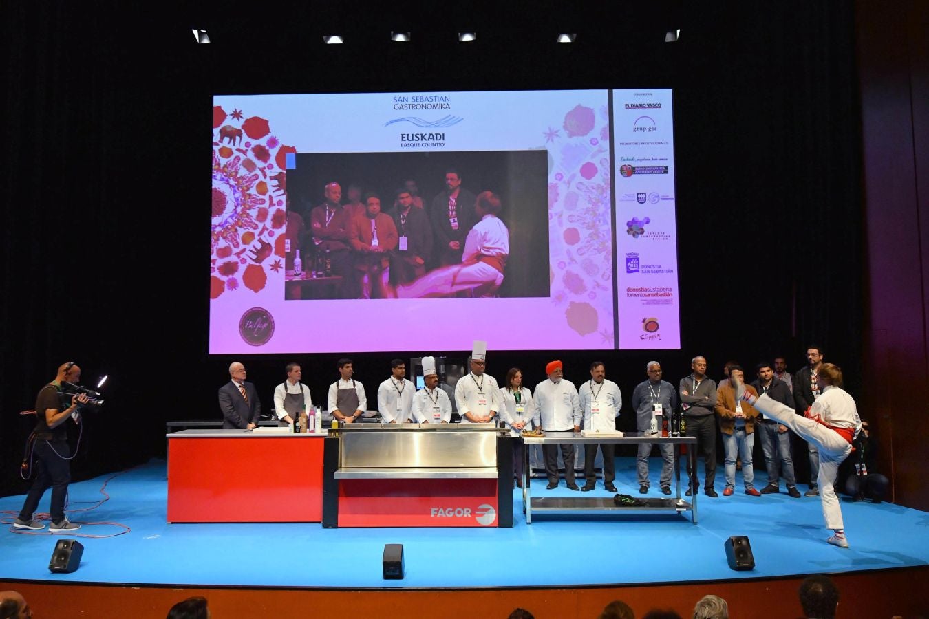 San Sebastian Gastronomika Euskadi Basque Country 2017 ha comenzado oficialmente este domingo mostrando todos los secretos de la cocina india, país invitado este año al congreso. El público ha abarrotado la sala de cámara del Kursaal para conocer los secretos de la cocina del país asiático, que ha podido degustarse a continuación.