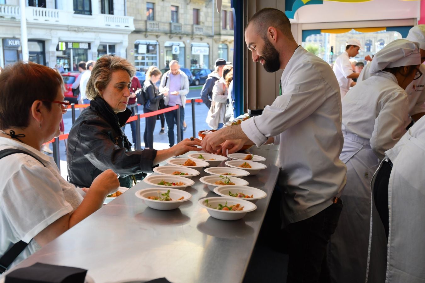 San Sebastian Gastronomika Euskadi Basque Country 2017 ha comenzado oficialmente este domingo mostrando todos los secretos de la cocina india, país invitado este año al congreso. El público ha abarrotado la sala de cámara del Kursaal para conocer los secretos de la cocina del país asiático, que ha podido degustarse a continuación.