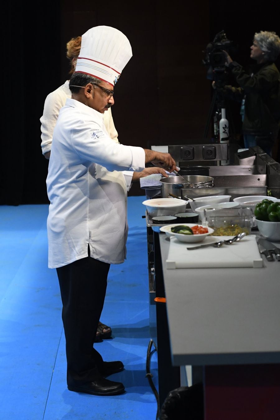 San Sebastian Gastronomika Euskadi Basque Country 2017 ha comenzado oficialmente este domingo mostrando todos los secretos de la cocina india, país invitado este año al congreso. El público ha abarrotado la sala de cámara del Kursaal para conocer los secretos de la cocina del país asiático, que ha podido degustarse a continuación.