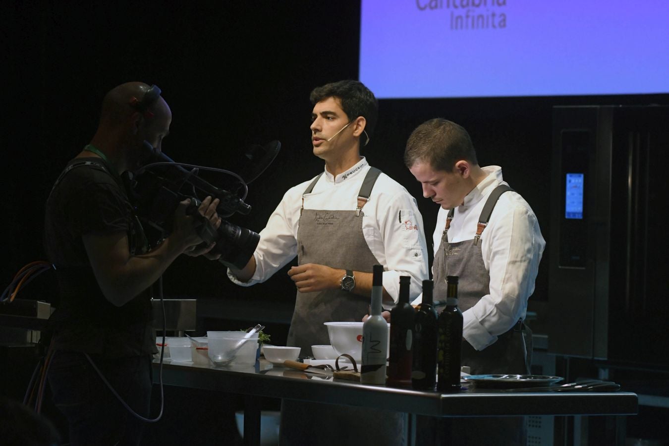 San Sebastian Gastronomika Euskadi Basque Country 2017 ha comenzado oficialmente este domingo mostrando todos los secretos de la cocina india, país invitado este año al congreso. El público ha abarrotado la sala de cámara del Kursaal para conocer los secretos de la cocina del país asiático, que ha podido degustarse a continuación.